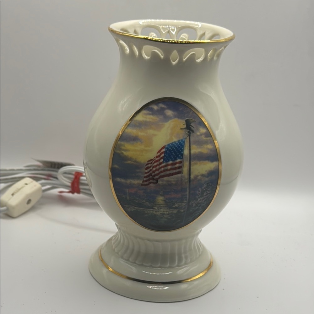 AVON Thomas kincade Patriotic Ceramic Lamp with Gold Accents